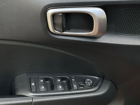 Used 2025 Hyundai Venue SEL image 12