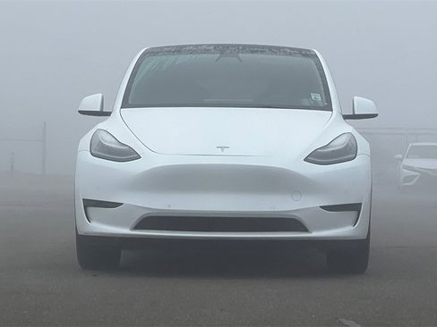 Used 2022 Tesla Model Y Long Range image 11