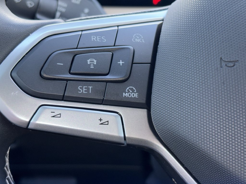Certified 2025 Volkswagen Tiguan SE FWD image 11