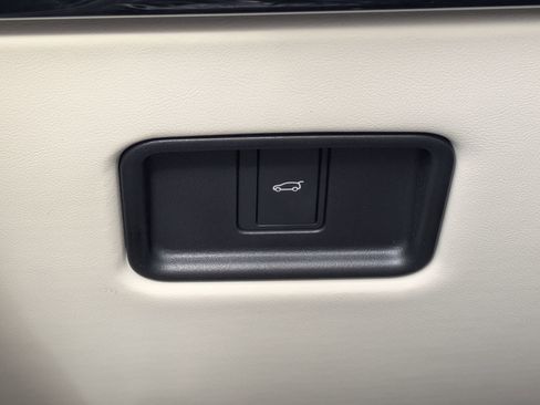 New 2025 Land Rover Range Rover Long Wheelbase SE image 17