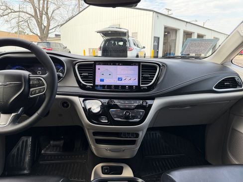 Used 2023 Chrysler Pacifica Touring-L image 23