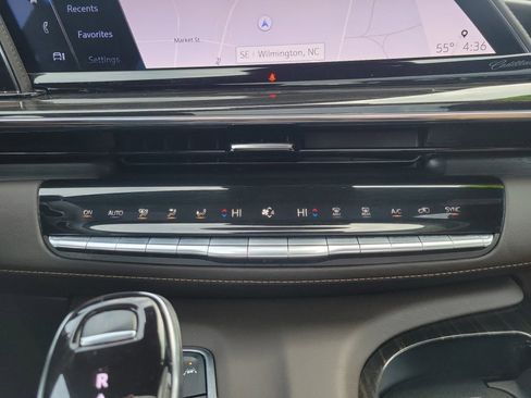 Used 2022 Cadillac Escalade Premium Luxury image 18