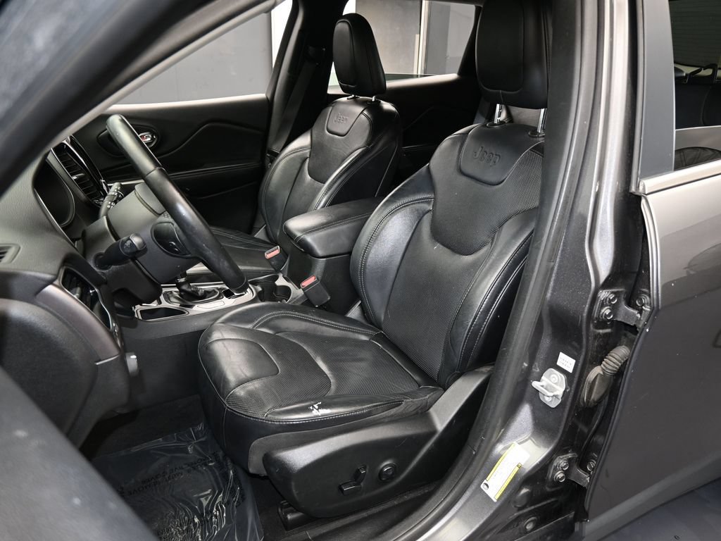 Used 2019 Jeep Cherokee Limited FWD image 30