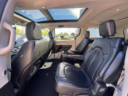 Used 2019 Chrysler Pacifica Limited FWD image 17