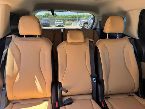 Used 2024 Kia Carnival EX FWD image 9
