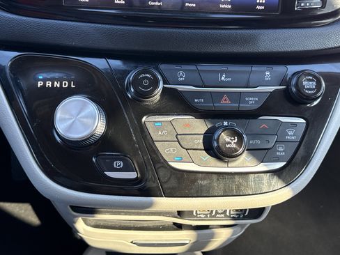 Used 2022 Chrysler Pacifica Touring-L image 21