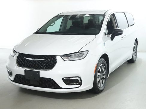 Used 2024 Chrysler Pacifica Limited FWD image 4