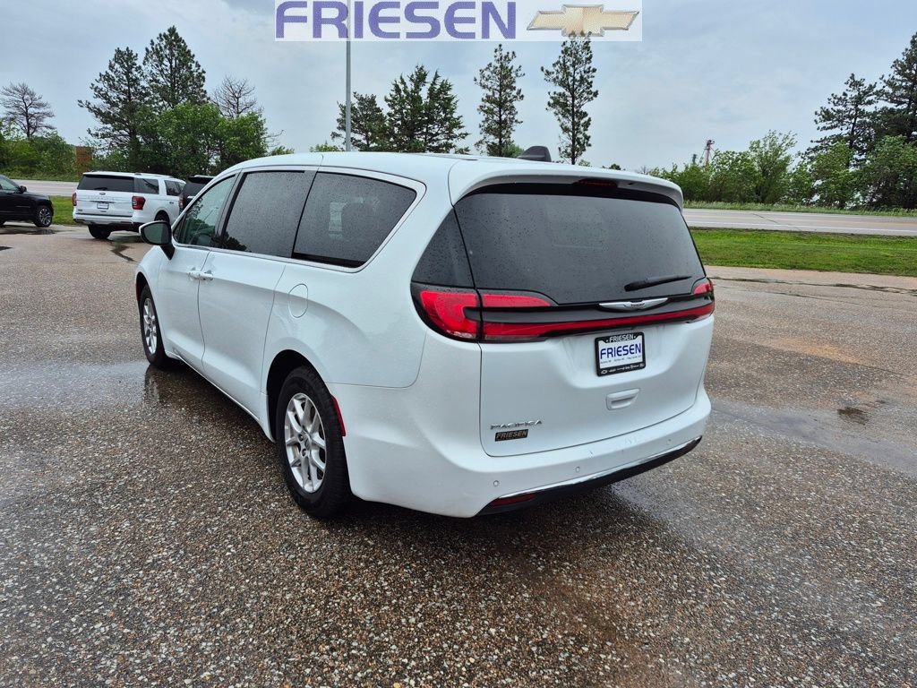 Used 2023 Chrysler Pacifica Touring-L FWD image 3