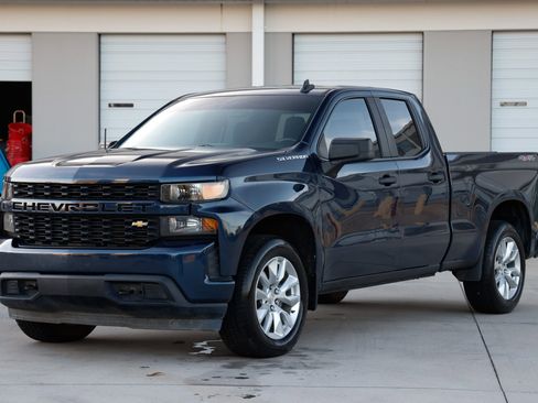 Used 2020 Chevrolet Silverado 1500 Custom w/ Custom Value Package image 4