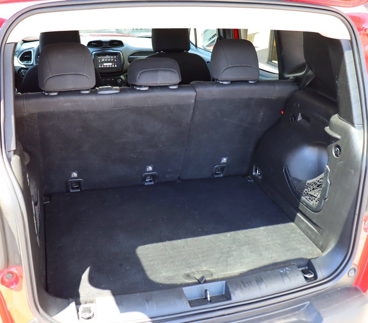 Used 2018 Jeep Renegade Latitude FWD image 25