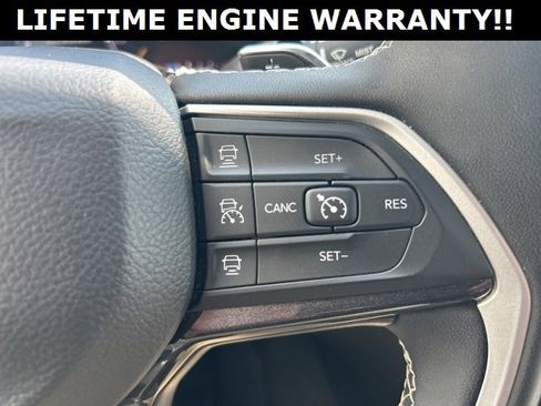 Used 2023 Jeep Grand Cherokee Laredo image 14