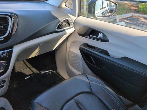 Used 2023 Chrysler Pacifica Touring-L FWD image 16