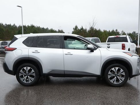 Used 2023 Nissan Rogue SV image 4