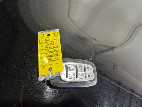 Used 2024 Chrysler Pacifica Limited FWD image 48