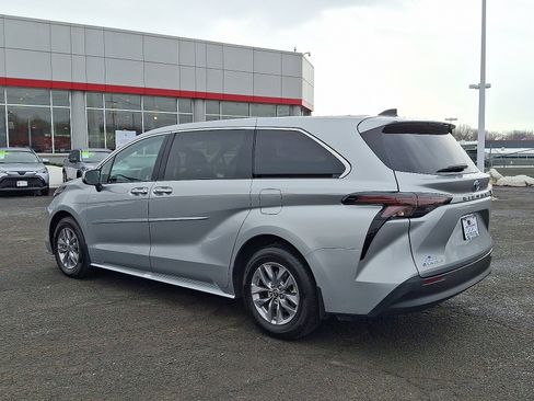 Used 2025 Toyota Sienna XLE image 5
