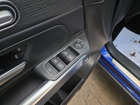 Used 2020 Mercedes-Benz GLB 250 4MATIC w/ Premium Package image 16