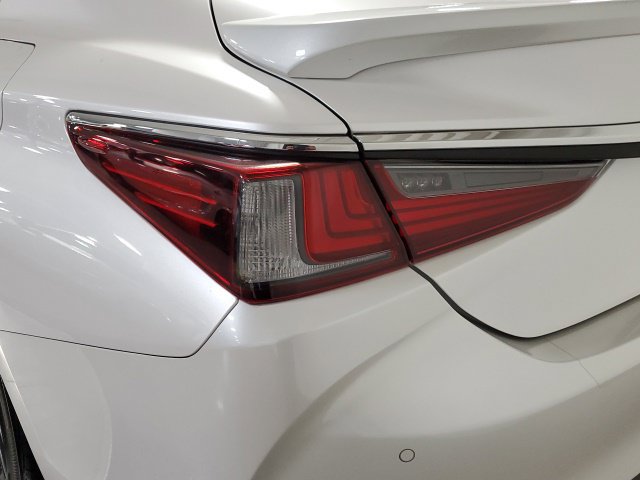 Used 2025 Lexus ES 300h w/ Premium Package FWD image 38