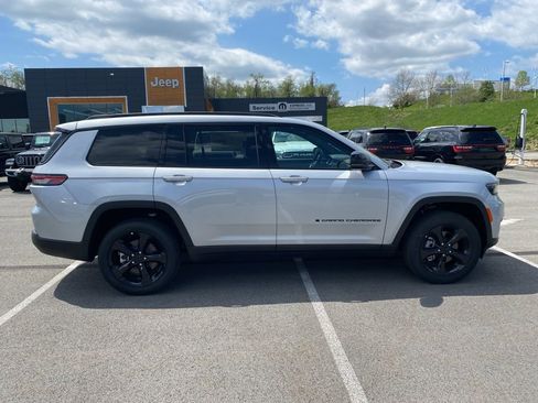 New 2025 Jeep Grand Cherokee L Altitude AWD/4WD image 2