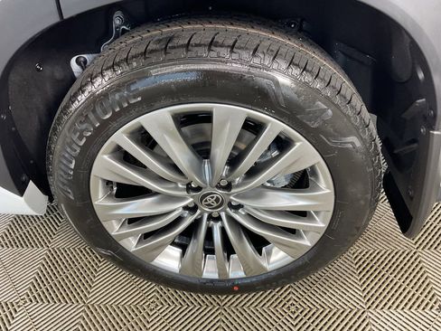 New 2026 Toyota Highlander Platinum AWD/4WD image 5