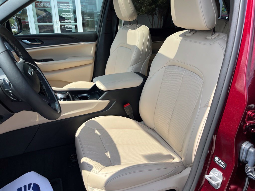 Used 2025 Jeep Grand Cherokee Limited w/ Luxury Tech Group II AWD/4WD image 5