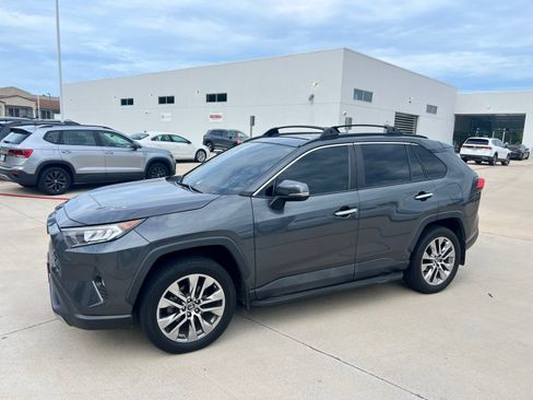 Used 2019 Toyota RAV4 XLE Premium FWD image 1