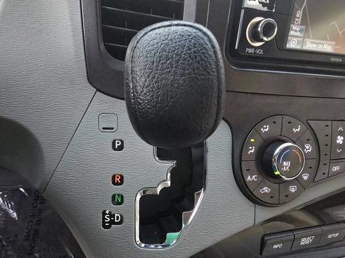 Used 2012 Toyota Sienna LE image 41