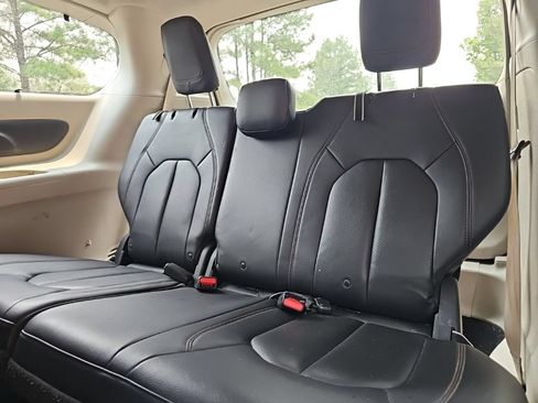 Used 2018 Chrysler Pacifica Touring-L FWD image 14