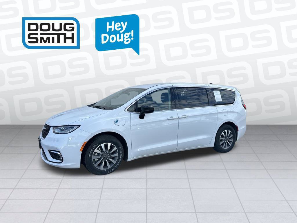 Used 2024 Chrysler Pacifica Limited FWD image 1