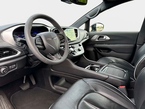 Used 2025 Chrysler Pacifica Limited FWD image 33