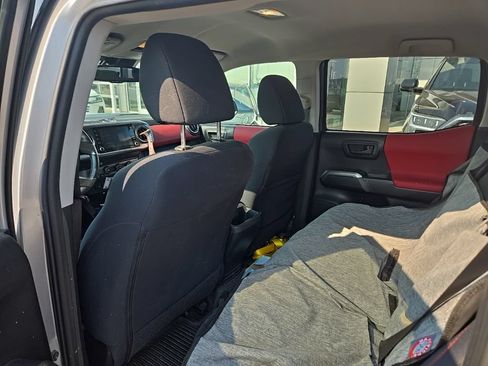 Used 2020 Toyota Tacoma SR5 AWD/4WD image 11