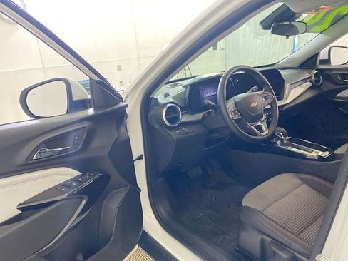 Used 2024 Chevrolet Trax LT w/ Sunroof Package FWD image 27