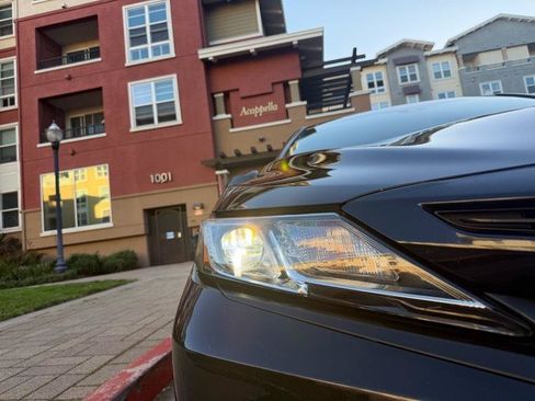 Used 2018 Toyota Camry SE FWD image 34