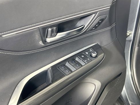 Used 2022 Toyota Venza XLE image 17