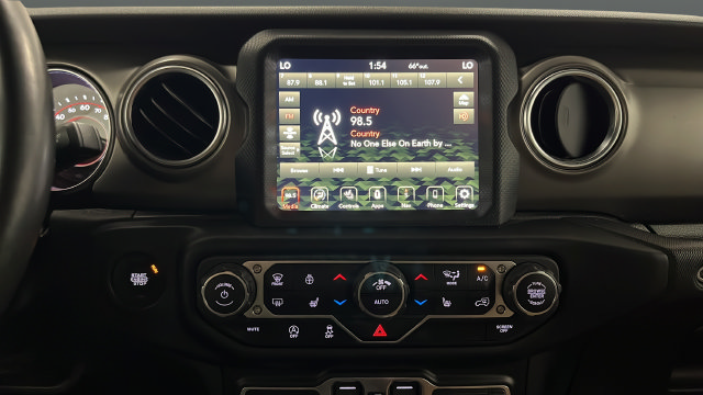 Used 2022 Jeep Gladiator Rubicon w/ LED Lighting Group AWD/4WD image 12