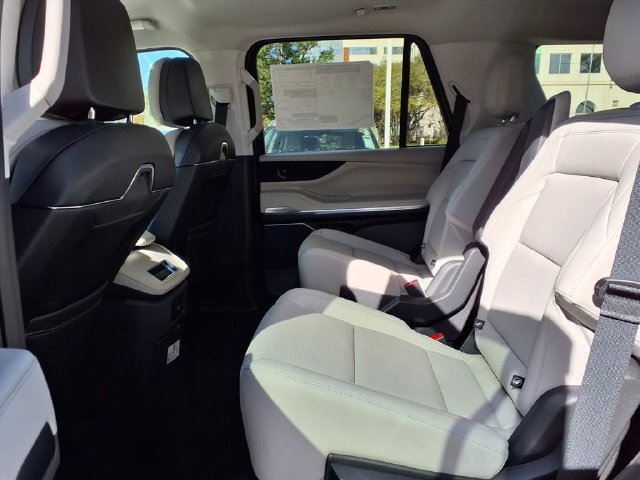 New 2026 Lincoln Navigator Premiere AWD/4WD image 8