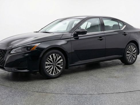 Used 2025 Nissan Altima 2.5 SV FWD image 3