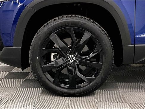 Used 2023 Volkswagen Taos SE w/ Panoramic Sunroof Package image 9