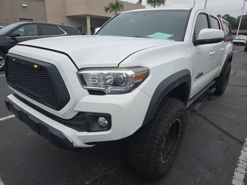 Used 2017 Toyota Tacoma TRD Off-Road AWD/4WD image 1