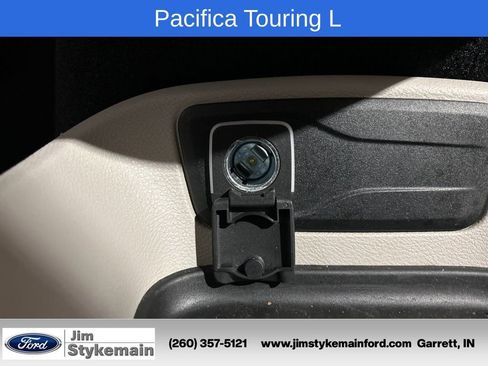 Used 2024 Chrysler Pacifica Touring-L FWD image 33