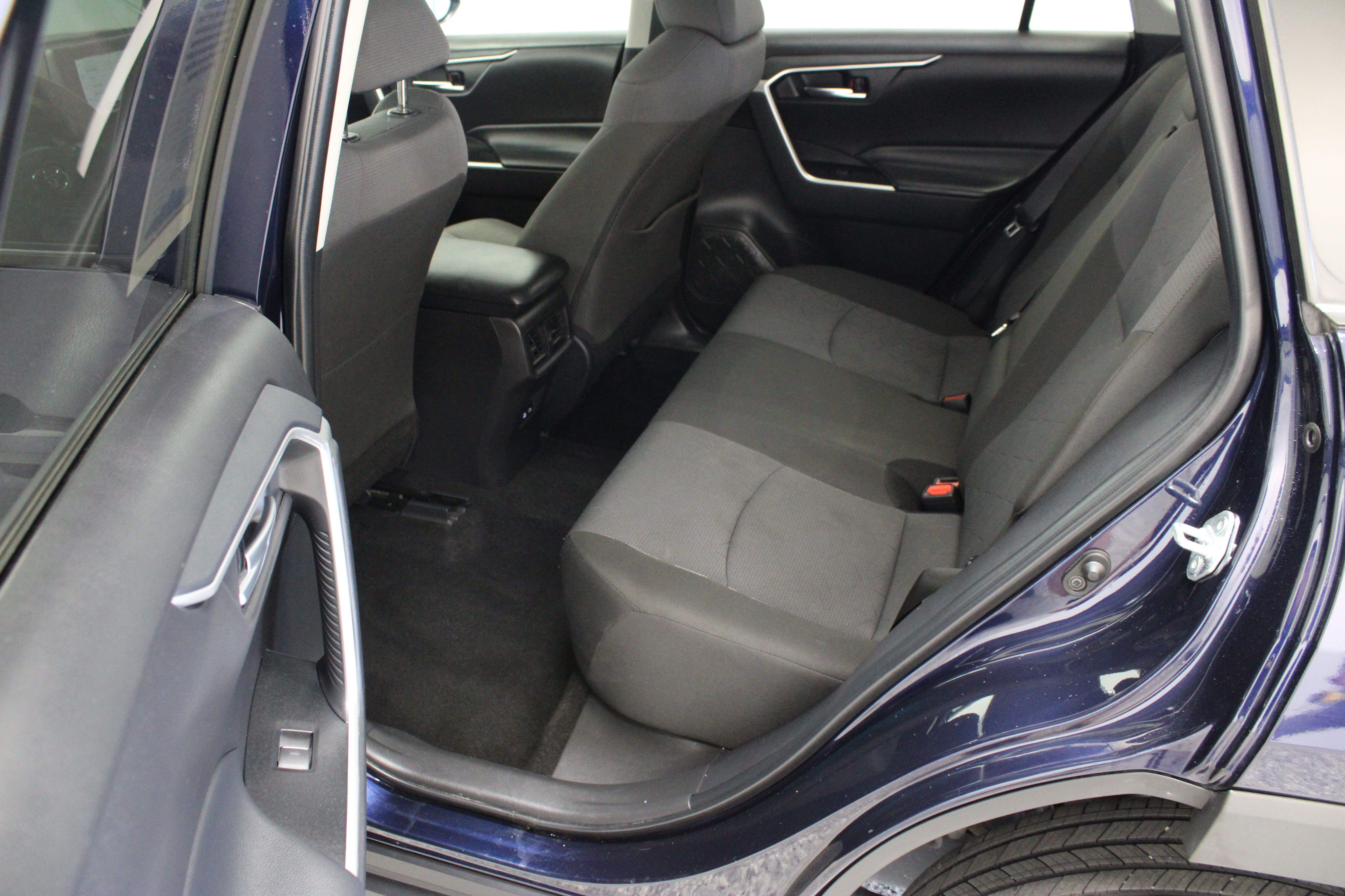 Used 2025 Toyota RAV4 XLE FWD image 28