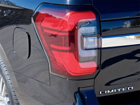 Used 2024 Ford Expedition Limited image 6