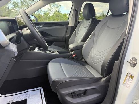 Used 2025 Volkswagen Tiguan SE FWD image 10