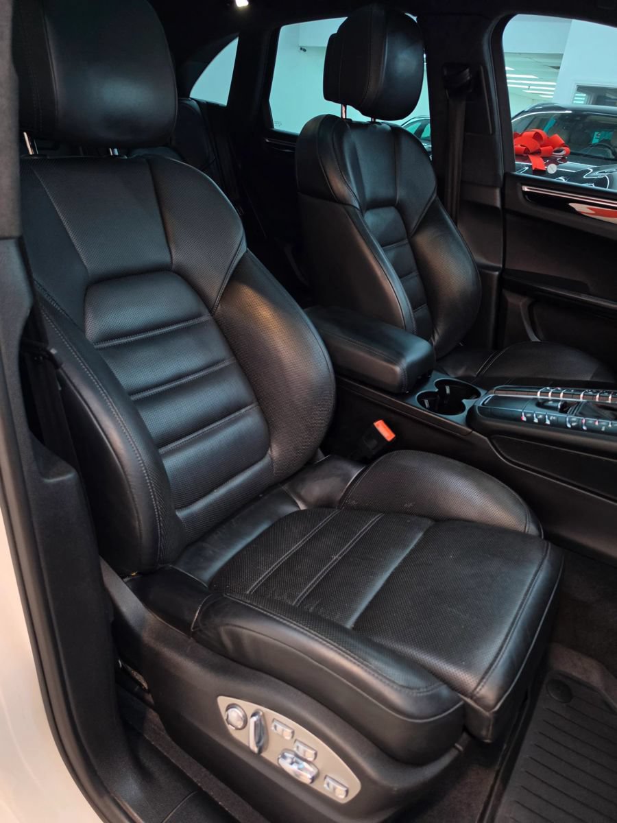 Used 2018 Porsche Macan Turbo w/ Premium Package Plus AWD/4WD image 33