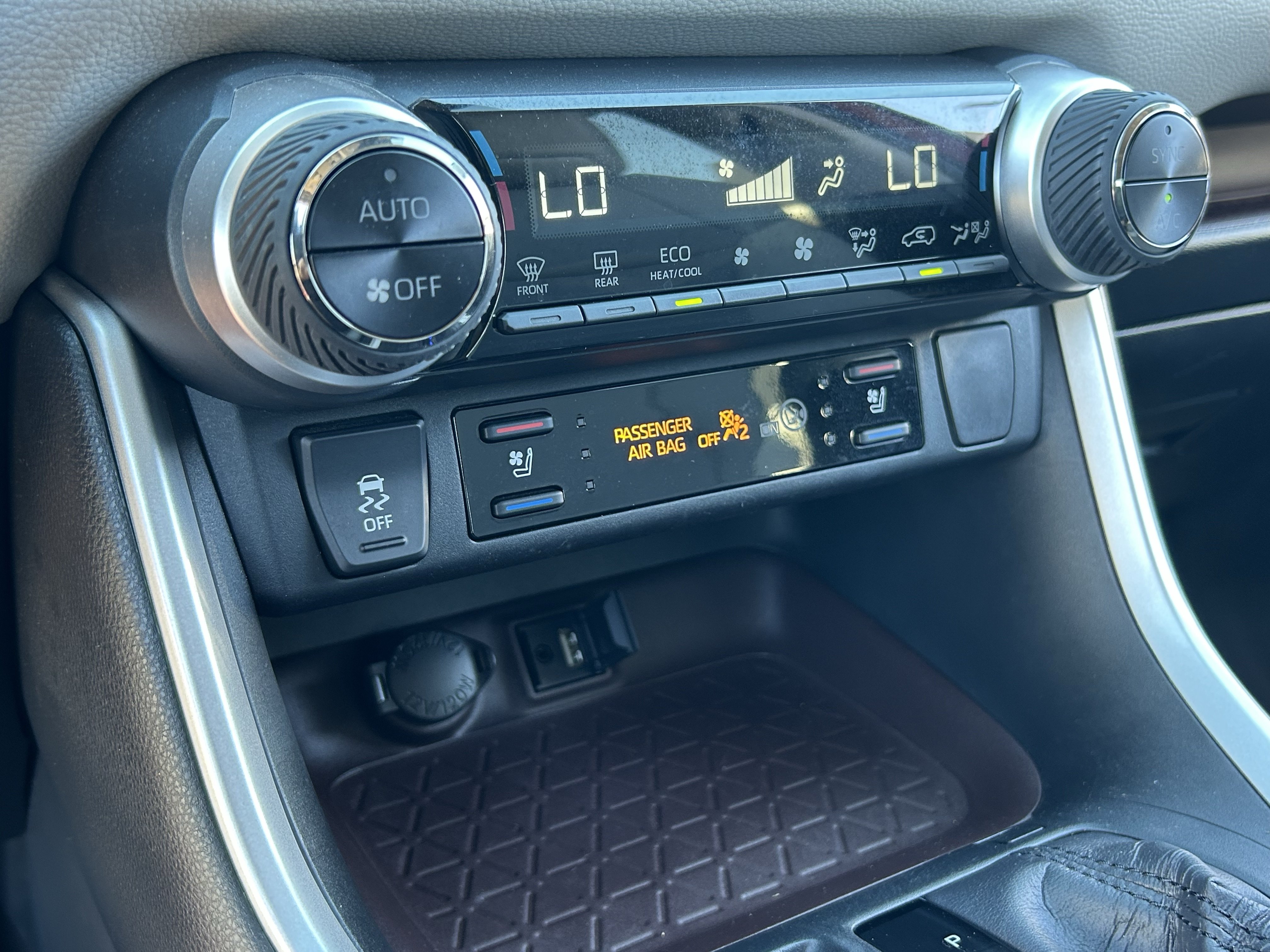 Used 2019 Toyota RAV4 Limited w/ Cold Weather Package FWD image 28