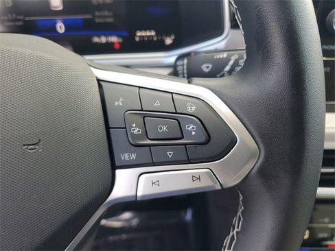 Certified 2025 Volkswagen Taos SE w/ Panoramic Sunroof Package image 21