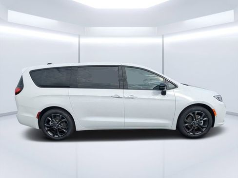 New 2026 Chrysler Pacifica Select image 2