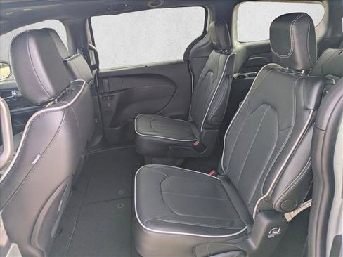 New 2027 Chrysler Pacifica Limited FWD image 13