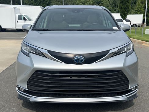 Used 2021 Toyota Sienna XLE FWD image 4