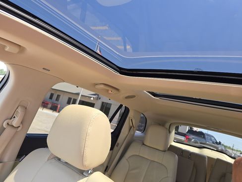 Used 2019 Lincoln MKT AWD image 5