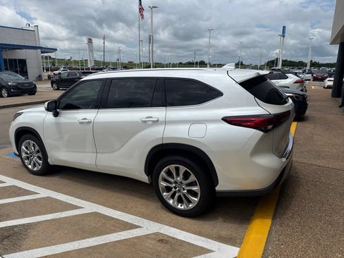 Used 2020 Toyota Highlander Limited FWD image 3